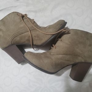 Boot beige, bow ankle, heels, suede leather.